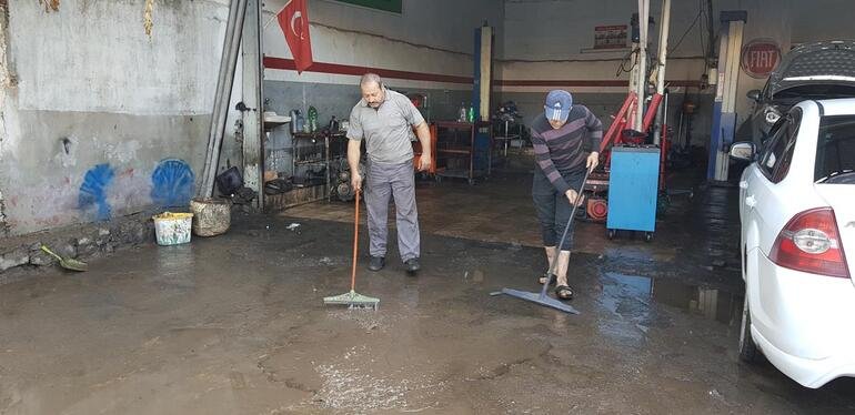 Şiddetli yağışlar etkisini sürdürüyor Trafiğe kapandı