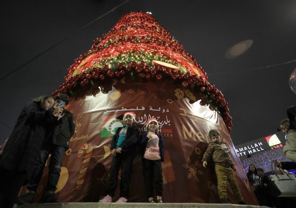 Ramallah'ta kurulan Noel Ağacı törenle aydınlatıldı