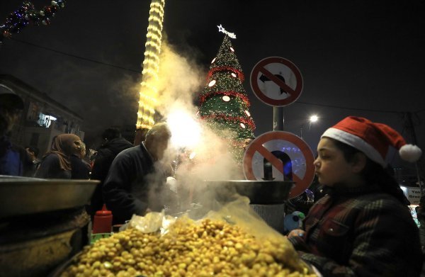Ramallah'ta kurulan Noel Ağacı törenle aydınlatıldı