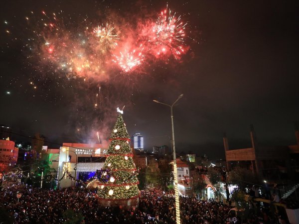 Ramallah'ta kurulan Noel Ağacı törenle aydınlatıldı