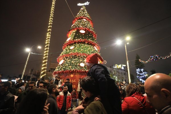 Ramallah'ta kurulan Noel Ağacı törenle aydınlatıldı