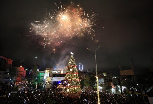 Ramallah'ta kurulan Noel Ağacı törenle aydınlatıldı