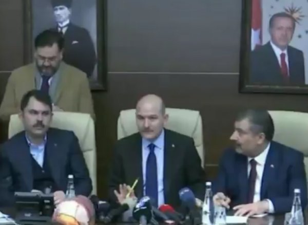 Bakanlar artçı sarsıntıya canlı yayın öcnesi yakalandı