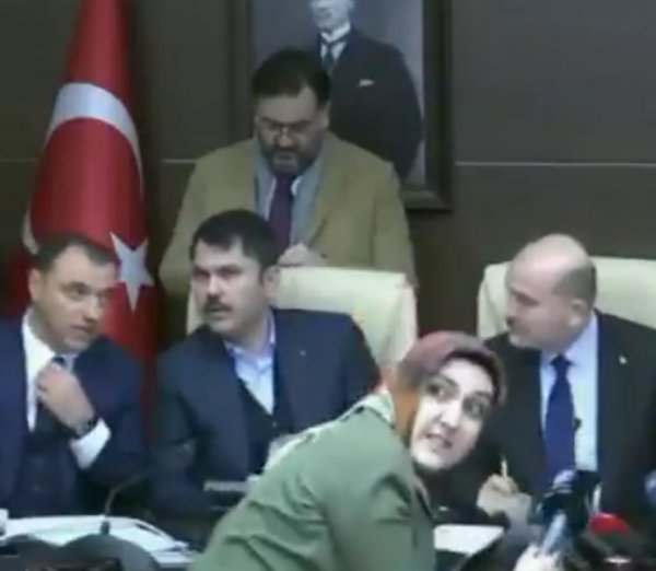 Bakanlar artçı sarsıntıya canlı yayın öcnesi yakalandı