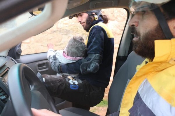 Halep'te moloz yığını altında kalan 1 çocuk kurtarıldı