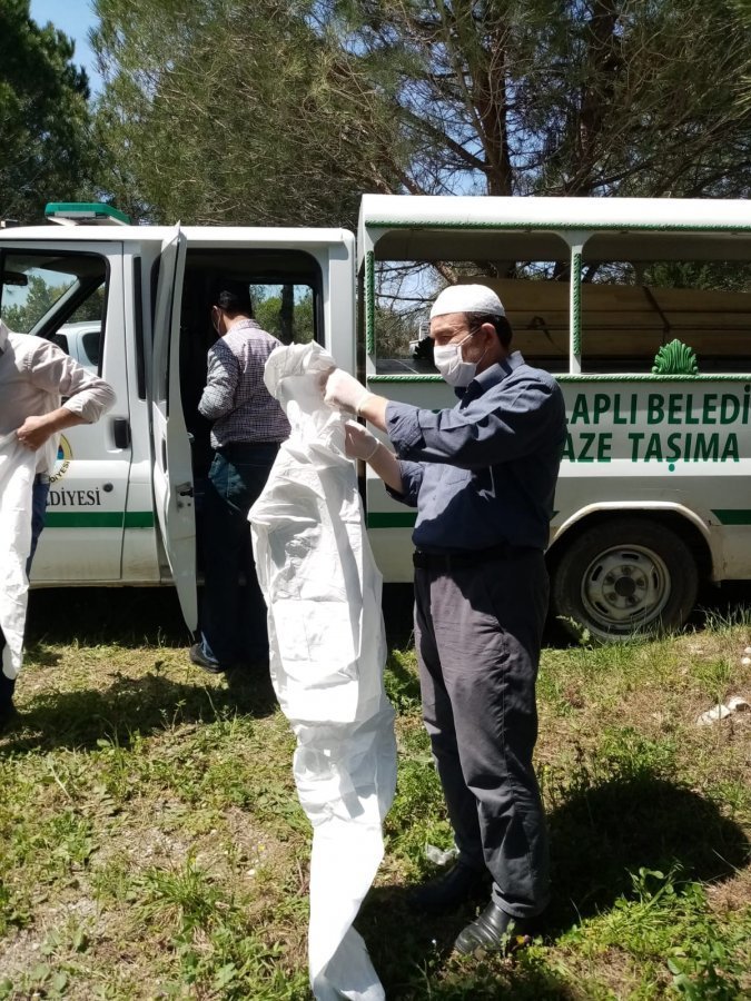 Zonguldak'ta koronadan ölen kadını akrabaları defnetti